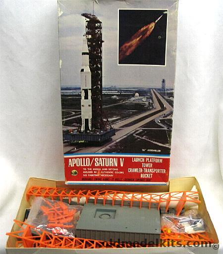 Count Down 1/290 Apollo / Saturn V with Launch Platform Tower and Transporter plastic model kit